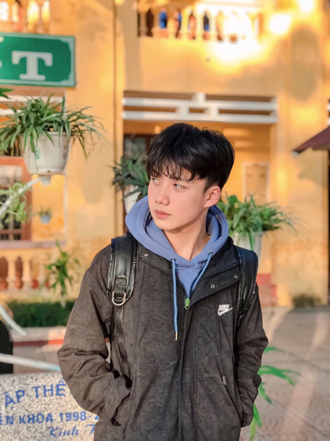 Chàng lớp trưởng 2k3 đứng sinh hoạt lớp thu về tấm ảnh visual đỉnh như nam thần học đường, soi ảnh đời thường lại càng choáng - Ảnh 3.