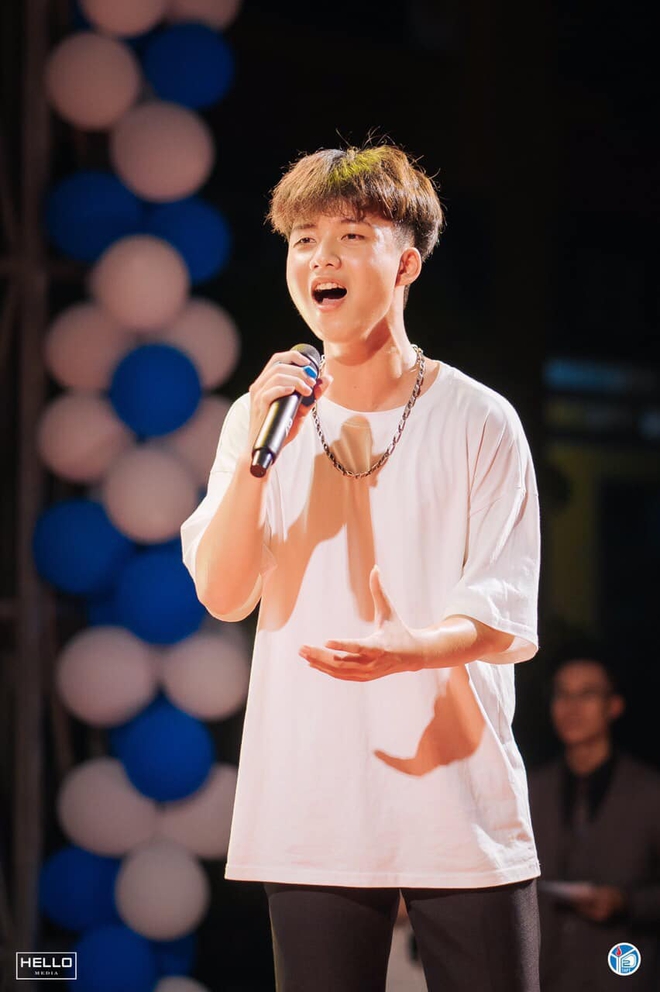 Chàng lớp trưởng 2k3 đứng sinh hoạt lớp thu về tấm ảnh visual đỉnh như nam thần học đường, soi ảnh đời thường lại càng choáng - Ảnh 3.