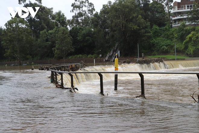 Australia xả hồ chứa nước l&agrave;m lũ lụt th&ecirc;m trầm trọng - Ảnh 1.