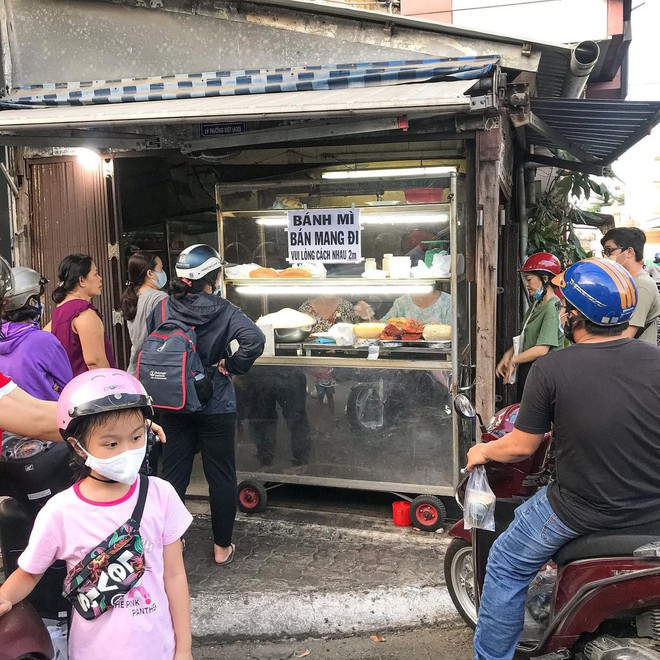 Không chỉ bánh tiêu chảnh, ở Vũng Tàu còn có xe bánh mì không tên muốn mua phải xếp hàng dài, chờ 30 phút mới tới lượt - Ảnh 4.