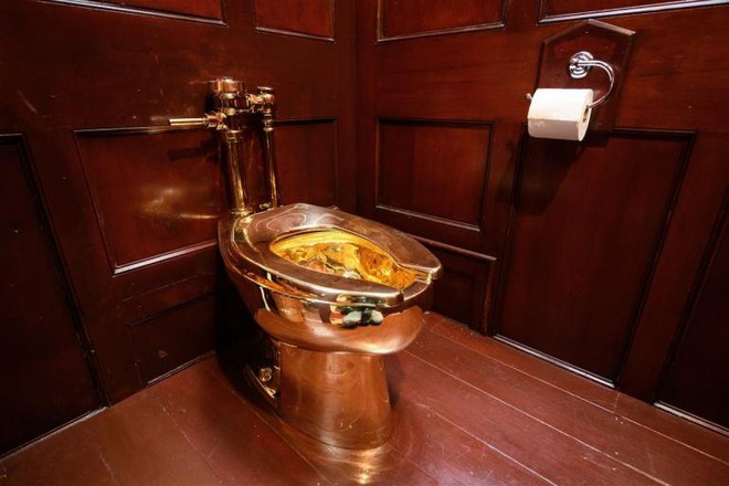 Tỷ ph&uacute; ẩn th&acirc;n trong showbiz c&oacute; c&aacute;ch ti&ecirc;u tiền g&acirc;y sốc: Toilet v&agrave;ng r&ograve;ng, 4 tỷ/năm để l&agrave;m t&oacute;c, th&ugrave;ng r&aacute;c hiệu &ldquo;lu &iacute;t vui tươi&rdquo; mới chịu - Ảnh 3.