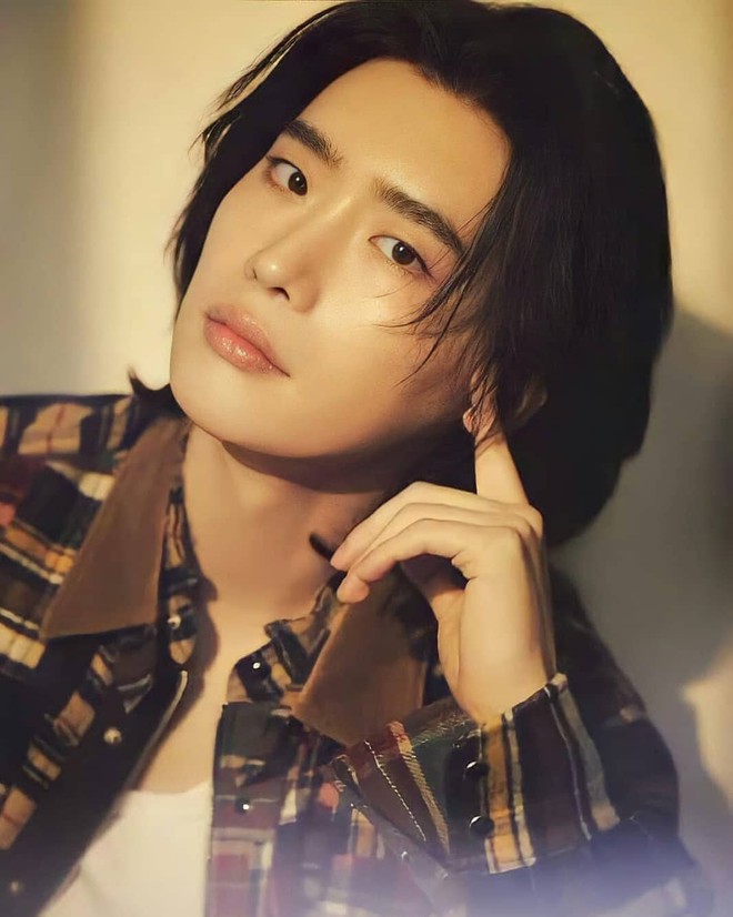 Quên bà thím xuống sắc đi, Lee Jong Suk mang tóc dài lên bìa tạp chí nhưng lần này lột xác đến mức Knet phải câm nín - Ảnh 2.