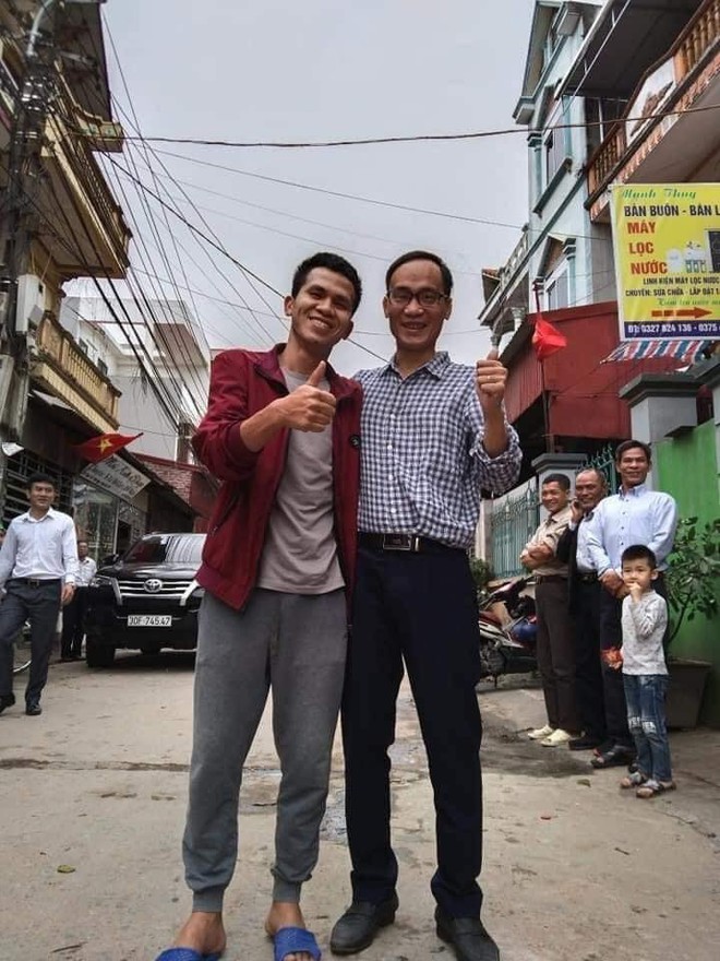 Rưng rưng khoảnh khắc bé gái rơi lầu 12 lần đầu gặp mặt anh Nguyễn Ngọc Mạnh: Con chào bố Mạnh, con cảm ơn bố - Ảnh 2. Rưng rưng khoảnh khắc bé gái rơi lầu 12 lần đầu gặp mặt anh Nguyễn Ngọc Mạnh: Con chào bố Mạnh, con cảm ơn bố - Ảnh 2.