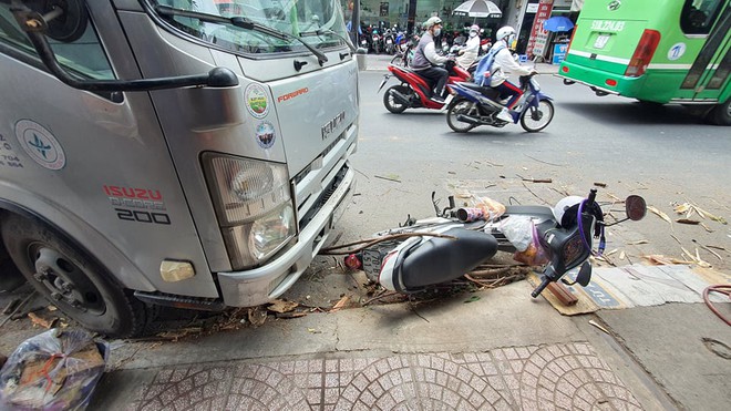 TP.HCM: Đang đứng mua bánh mì, cô gái trẻ bị xe tải lao vào tông nhập viện - Ảnh 1. TP.HCM: Đang đứng mua bánh mì, cô gái trẻ bị xe tải lao vào tông nhập viện - Ảnh 1.