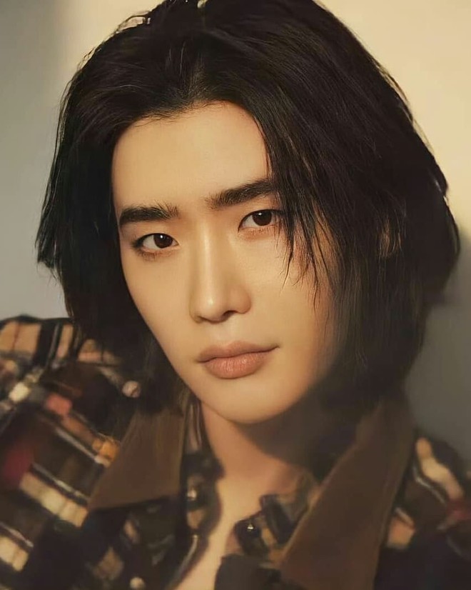 Quên bà thím xuống sắc đi, Lee Jong Suk mang tóc dài lên bìa tạp chí nhưng lần này lột xác đến mức Knet phải câm nín - Ảnh 3.