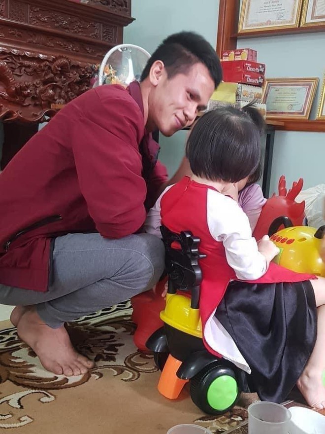 Rưng rưng khoảnh khắc bé gái rơi lầu 12 lần đầu gặp mặt anh Nguyễn Ngọc Mạnh: Con chào bố Mạnh, con cảm ơn bố - Ảnh 1. Rưng rưng khoảnh khắc bé gái rơi lầu 12 lần đầu gặp mặt anh Nguyễn Ngọc Mạnh: Con chào bố Mạnh, con cảm ơn bố - Ảnh 1.