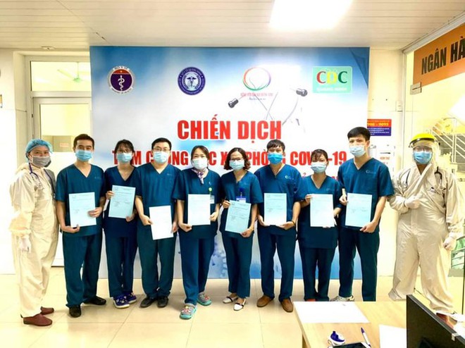 Quảng Ninh: Cận cảnh tiêm những mũi vắc xin ngừa COVID-19 đầu tiên - Ảnh 1.