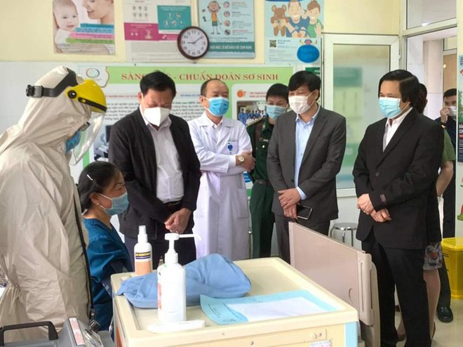 Quảng Ninh: Cận cảnh tiêm những mũi vắc xin ngừa COVID-19 đầu tiên - Ảnh 2.