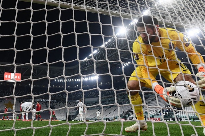 Ronaldo phung phí cơ hội, Bồ Đào Nha nhọc nhằn thắng đội tuyển hạng 108 nhờ bàn phản lưới nhà hy hữu - Ảnh 2.