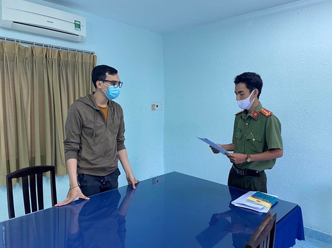 Truy tố nam tiếp vi&ecirc;n Vietnam Airlines l&agrave;m l&acirc;y lan dịch bệnh Covid-19 - Ảnh 1.