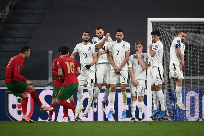 Ronaldo phung phí cơ hội, Bồ Đào Nha nhọc nhằn thắng đội tuyển hạng 108 nhờ bàn phản lưới nhà hy hữu - Ảnh 8.
