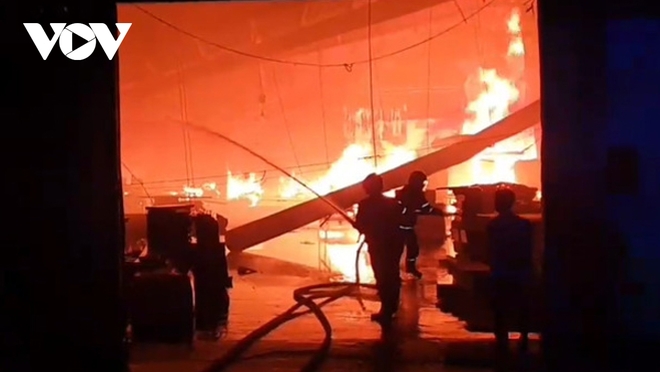 Cháy công ty nhựa ở Bình Dương, công nhân hốt hoảng tháo chạy - Ảnh 1.