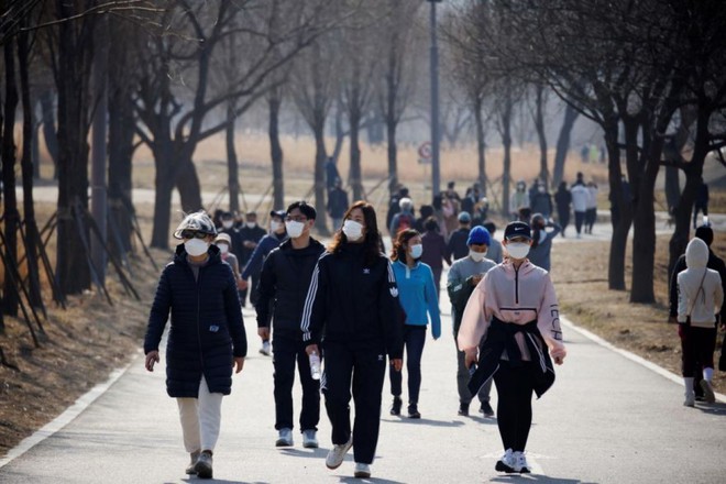 H&agrave;n Quốc mở rộng gi&atilde;n c&aacute;ch x&atilde; hội, số ca Covid-19 mới trong ng&agrave;y cao nhất th&aacute;ng - Ảnh 1.