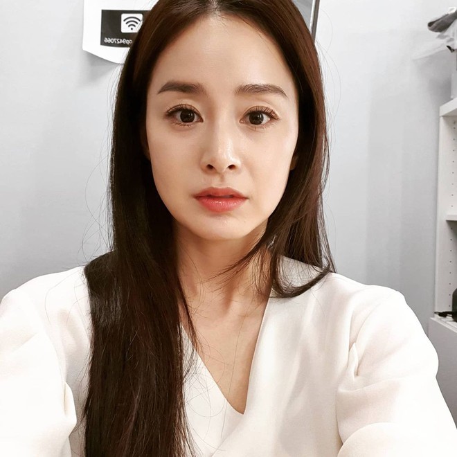 Cả Kbiz chắc mỗi Kim Tae Hee zoom mặt không thèm chỉnh, lộ cả tá vết lão hoá mà Knet vẫn khen lên trời thế này - Ảnh 2.