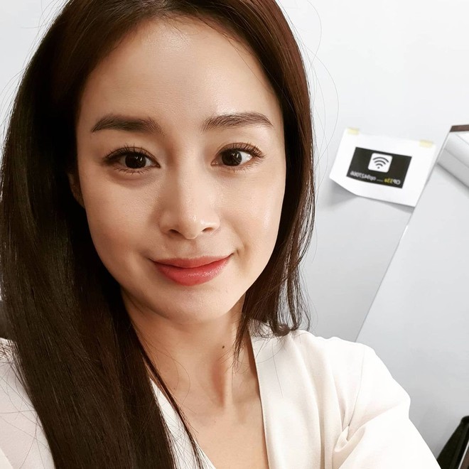 Cả Kbiz chắc mỗi Kim Tae Hee zoom mặt không thèm chỉnh, lộ cả tá vết lão hoá mà Knet vẫn khen lên trời thế này - Ảnh 3.