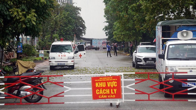 Cận cảnh chốt phong tỏa ở Hải Ph&ograve;ng sau ca mắc COVID-19 về từ Campuchia - Ảnh 6.