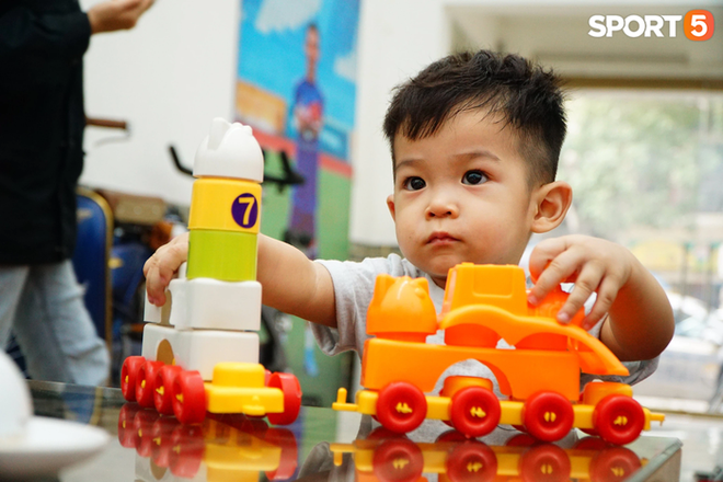 Con trai H&ugrave;ng Dũng vừa dứt cơn sốt cao, khi được hỏi bố đ&acirc;u, Titi chỉ l&ecirc;n bức ảnh tr&ecirc;n tường v&agrave; đ&ograve;i với l&ecirc;n thơm bố - Ảnh 1.
