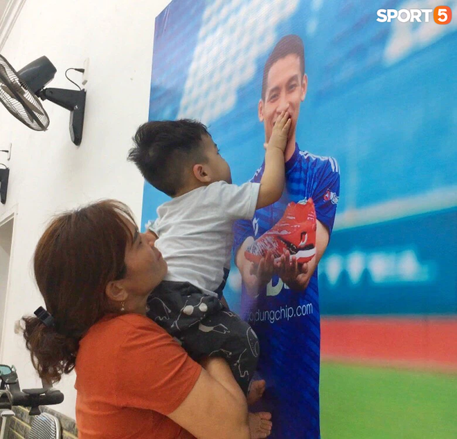 Con trai H&ugrave;ng Dũng vừa dứt cơn sốt cao, khi được hỏi bố đ&acirc;u, Titi chỉ l&ecirc;n bức ảnh tr&ecirc;n tường v&agrave; đ&ograve;i với l&ecirc;n thơm bố - Ảnh 3.