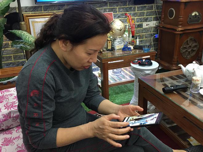 Con trai H&ugrave;ng Dũng vừa dứt cơn sốt cao, khi được hỏi bố đ&acirc;u, Titi chỉ l&ecirc;n bức ảnh tr&ecirc;n tường v&agrave; đ&ograve;i với l&ecirc;n thơm bố - Ảnh 4.