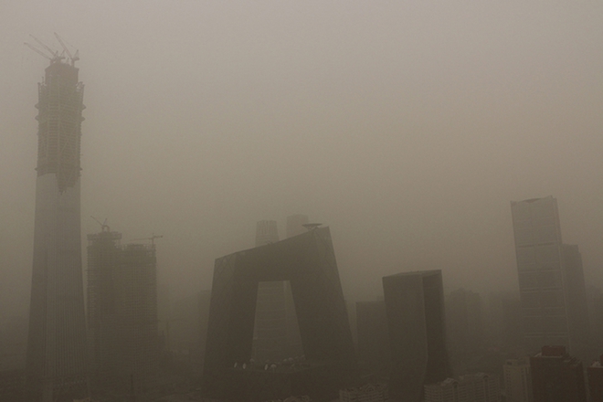 Miền Bắc và thủ đô Trung Quốc lại hứng chịu bão cát nặng nề, ô nhiễm tăng, tầm nhìn giảm - Ảnh 1.
