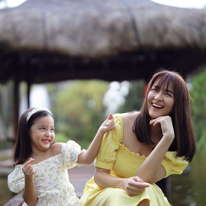 Con gái mỹ nhân đẹp nhất Philippines gây sốt với khoảnh khắc giúp mẹ chăm em - Ảnh 4.