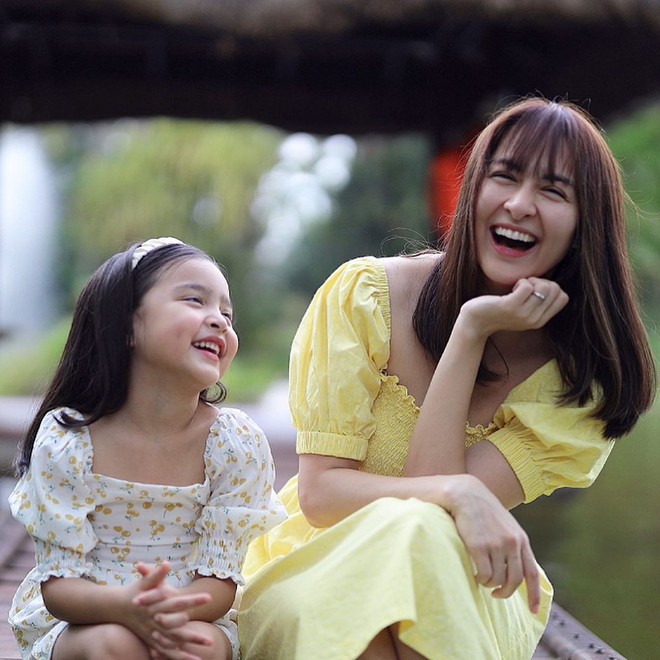 Con gái mỹ nhân đẹp nhất Philippines gây sốt với khoảnh khắc giúp mẹ chăm em - Ảnh 5.
