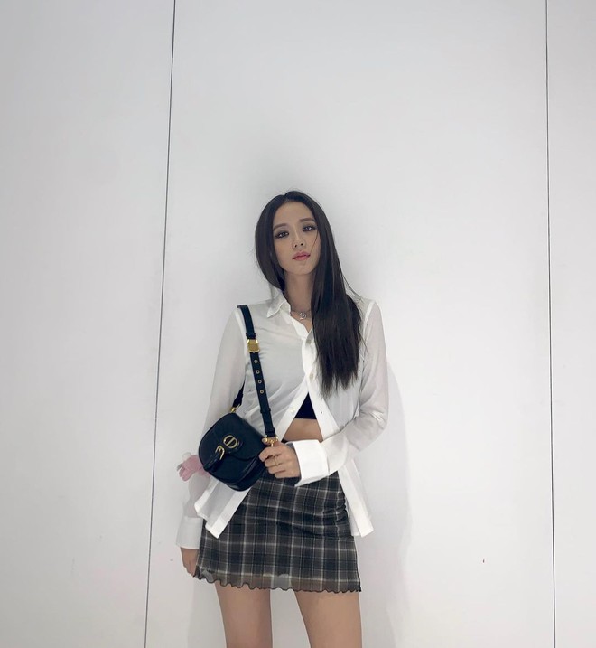 Jisoo là cao thủ mix đồ với sơmi, từ style công sở kín đáo đến sexy ngút ngàn đều cân được hết - Ảnh 6.