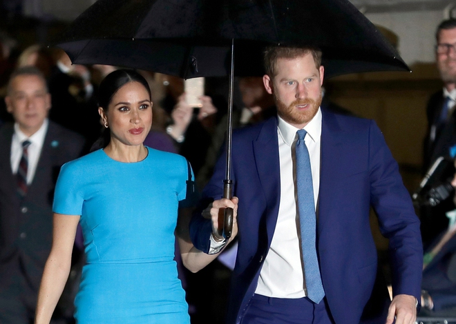 V&ocirc; t&igrave;nh hay cố &yacute;? Cứ khi Ho&agrave;ng gia Anh c&oacute; sự kiện trọng đại, vợ chồng Meghan lại c&oacute; c&aacute;ch &ldquo;giật spotlight&rdquo; đầy t&igrave;nh cờ như thế n&agrave;y - Ảnh 4.