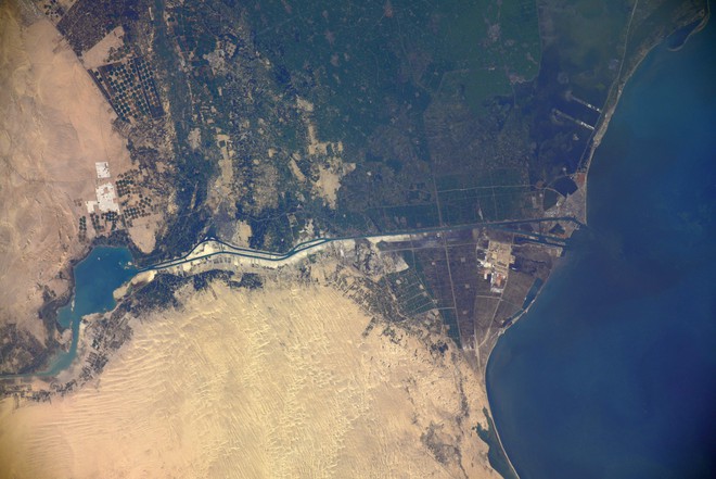 Vụ tàu container chắn ngang kênh đào Suez nhìn từ không gian - Ảnh 1.