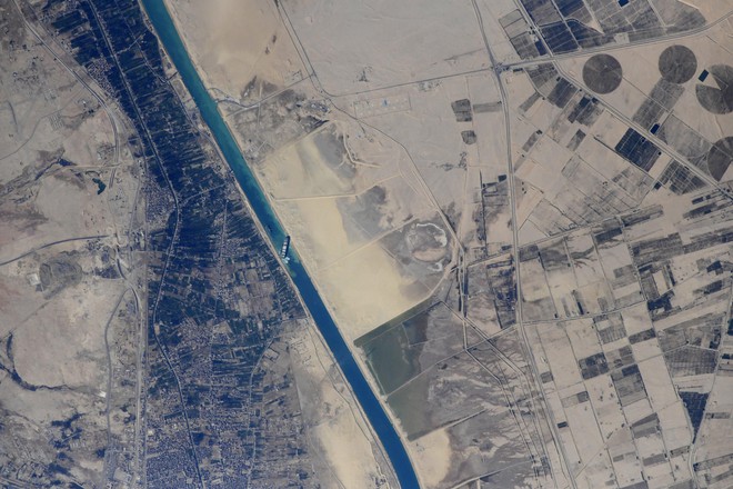 Vụ tàu container chắn ngang kênh đào Suez nhìn từ không gian - Ảnh 2.