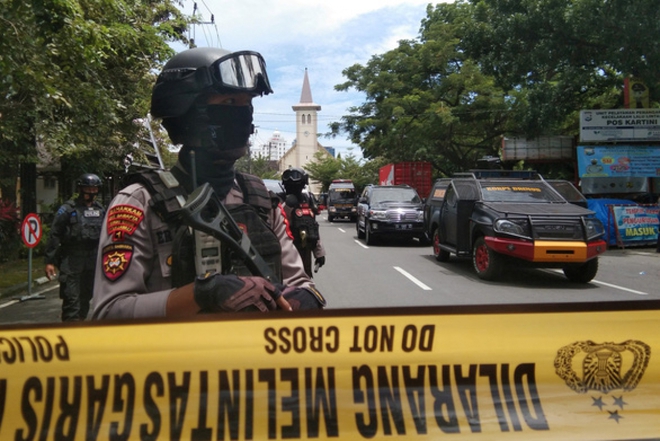 Đánh bom liều chết tại 1 nhà thờ ở Indonesia, 14 người thương vong - Ảnh 1.