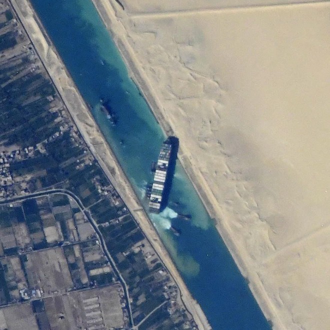Vụ tàu container chắn ngang kênh đào Suez nhìn từ không gian - Ảnh 3.