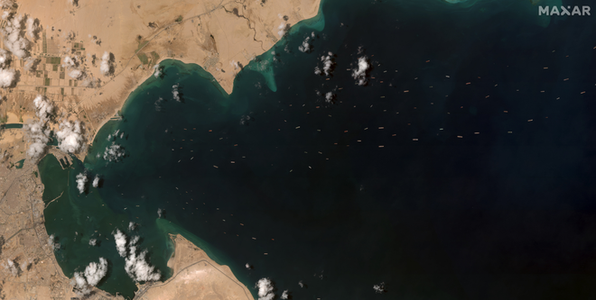 Vụ tàu container chắn ngang kênh đào Suez nhìn từ không gian - Ảnh 4.