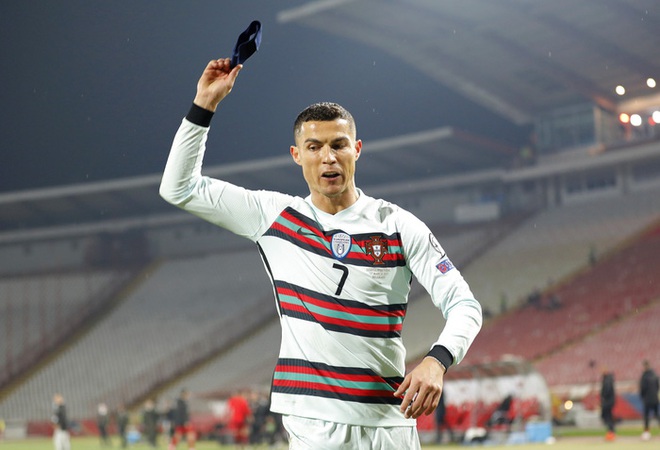 Ronaldo nổi điên với trọng tài, vứt băng đội trưởng và tự rời khỏi trận đấu vì bàn thắng hợp lệ bị cướp - Ảnh 5.