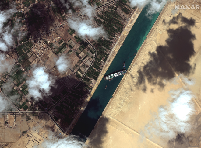 Vụ tàu container chắn ngang kênh đào Suez nhìn từ không gian - Ảnh 6.