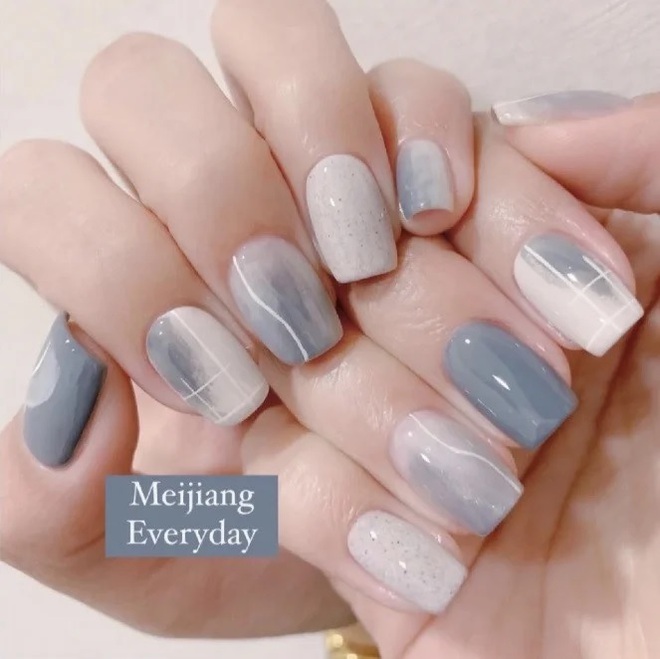 Nếu bạn đang tìm kiếm một kiểu nail vừa xinh vừa sang trọng, thì đây chính là sự lựa chọn hoàn hảo cho bạn. Với màu sắc tươi trẻ và thiết kế độc đáo, kiểu nail này chắc chắn sẽ giúp bạn trông rực rỡ hơn bao giờ hết. Hãy cùng chiêm ngưỡng hình ảnh đẹp tuyệt vời này!