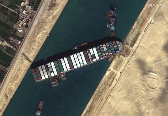 Vụ tàu container chắn ngang kênh đào Suez nhìn từ không gian - Ảnh 7.