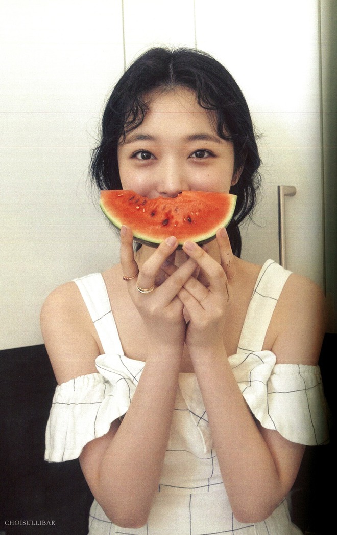 Đ&uacute;ng ng&agrave;y sinh nhật, x&oacute;t xa nh&igrave;n lại bộ ảnh cuối đời của Sulli: Nụ cười rạng rỡ, nhan sắc động l&ograve;ng người giờ chỉ c&ograve;n l&agrave; k&yacute; ức - Ảnh 13.