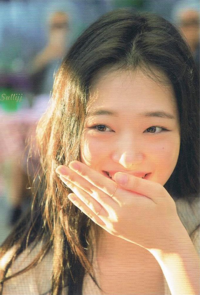 Đ&uacute;ng ng&agrave;y sinh nhật, x&oacute;t xa nh&igrave;n lại bộ ảnh cuối đời của Sulli: Nụ cười rạng rỡ, nhan sắc động l&ograve;ng người giờ chỉ c&ograve;n l&agrave; k&yacute; ức - Ảnh 2.