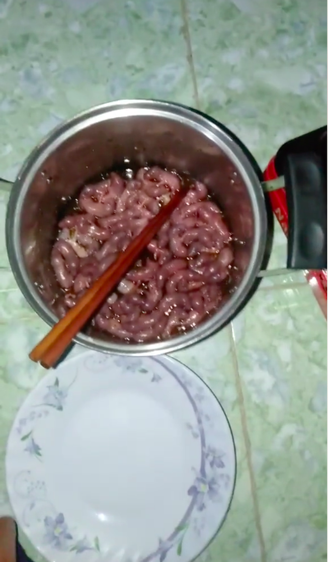 Thanh niên đăng clip bảo "thành phố làm gì có món này", dân mạng đồng loạt ném đá vì cho rằng ăn như vậy là quá tàn nhẫn - Ảnh 1.