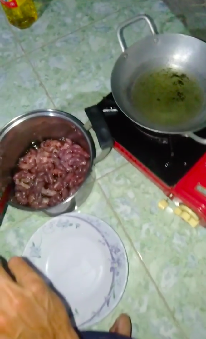 Thanh niên đăng clip bảo "thành phố làm gì có món này", dân mạng đồng loạt ném đá vì cho rằng ăn như vậy là quá tàn nhẫn - Ảnh 1.