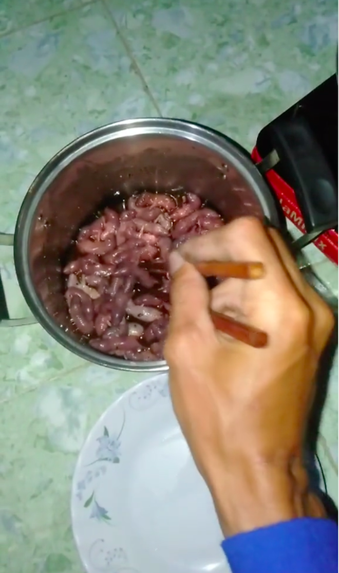 Thanh niên đăng clip bảo "thành phố làm gì có món này", dân mạng đồng loạt ném đá vì cho rằng ăn như vậy là quá tàn nhẫn - Ảnh 2.