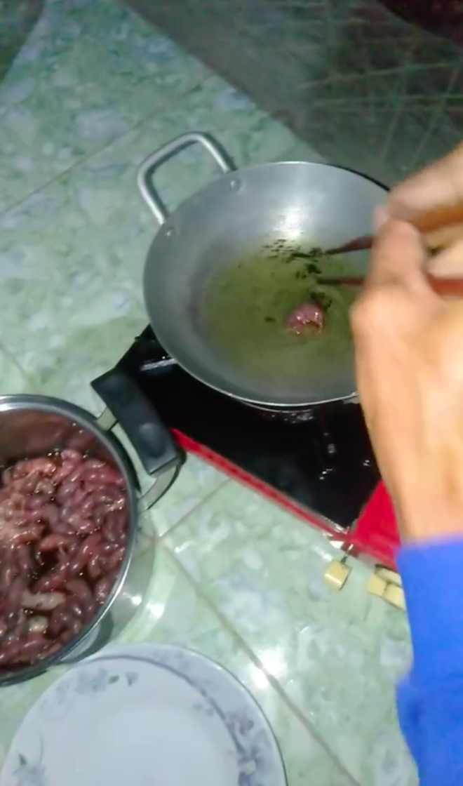 Thanh niên đăng clip bảo "thành phố làm gì có món này", dân mạng đồng loạt ném đá vì cho rằng ăn như vậy là quá tàn nhẫn - Ảnh 2.