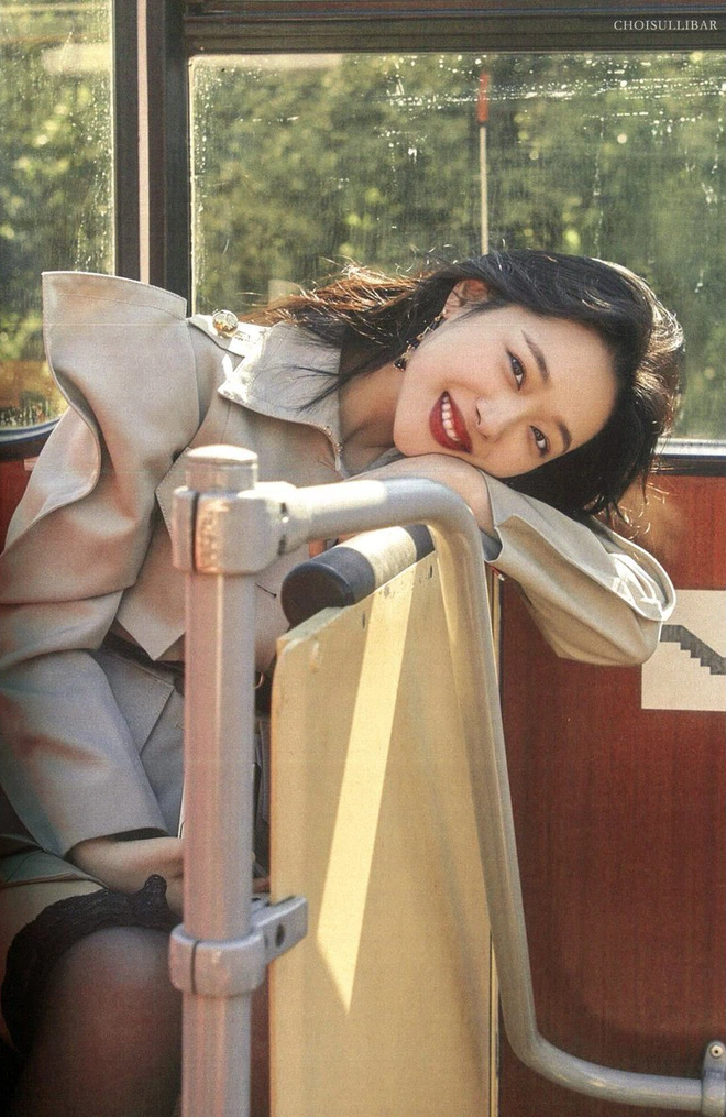 Đ&uacute;ng ng&agrave;y sinh nhật, x&oacute;t xa nh&igrave;n lại bộ ảnh cuối đời của Sulli: Nụ cười rạng rỡ, nhan sắc động l&ograve;ng người giờ chỉ c&ograve;n l&agrave; k&yacute; ức - Ảnh 8.