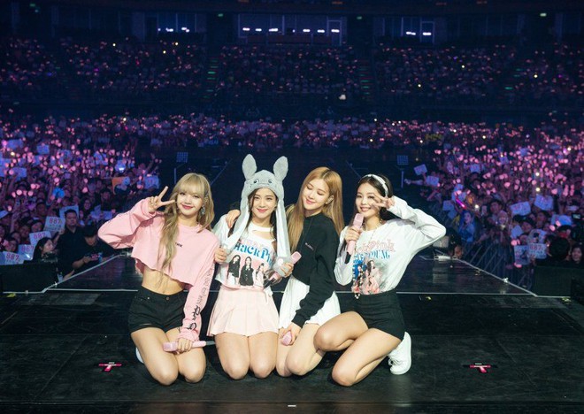 Hồi 2016, c&aacute;c th&agrave;nh vi&ecirc;n Red Velvet đ&atilde; l&agrave; fan cứng của BLACKPINK, c&ograve;n mặc &aacute;o t&ecirc;n fanclub l&ecirc;n s&acirc;n khấu tr&igrave;nh diễn như thật? - Ảnh 2.