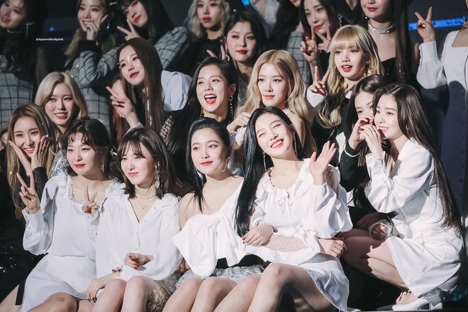 Hồi 2016, c&aacute;c th&agrave;nh vi&ecirc;n Red Velvet đ&atilde; l&agrave; fan cứng của BLACKPINK, c&ograve;n mặc &aacute;o t&ecirc;n fanclub l&ecirc;n s&acirc;n khấu tr&igrave;nh diễn như thật? - Ảnh 8.