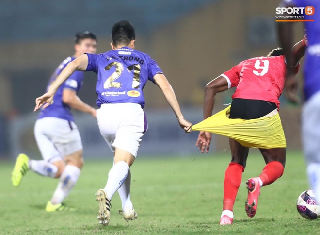 Đình Trọng dùng tay hư kéo quần ngoại binh Hà Tĩnh FC - Ảnh 3.