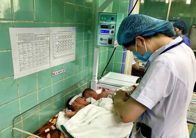 Hy hữu: Hai sản phụ ở Quảng B&igrave;nh c&ugrave;ng l&uacute;c sinh 3 hiếm gặp - Ảnh 1.