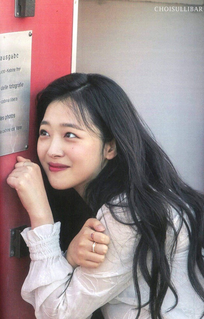 Đ&uacute;ng ng&agrave;y sinh nhật, x&oacute;t xa nh&igrave;n lại bộ ảnh cuối đời của Sulli: Nụ cười rạng rỡ, nhan sắc động l&ograve;ng người giờ chỉ c&ograve;n l&agrave; k&yacute; ức - Ảnh 10.