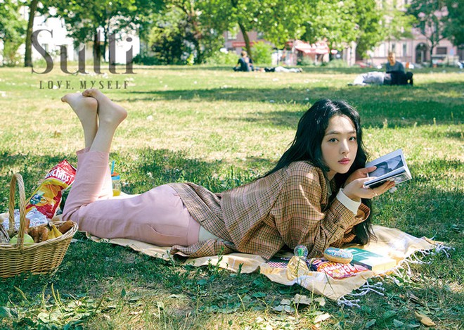 Đ&uacute;ng ng&agrave;y sinh nhật, x&oacute;t xa nh&igrave;n lại bộ ảnh cuối đời của Sulli: Nụ cười rạng rỡ, nhan sắc động l&ograve;ng người giờ chỉ c&ograve;n l&agrave; k&yacute; ức - Ảnh 5.